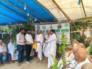 दरभंगा में अनोखी पहल: मृत्युभोज छोड़ मां की याद में लगाए और बांटे 2100 पौधे