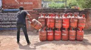 रसोई गैस पर बड़ी खबर, सरकार LPG पर लगा सकती है टैक्स; 42 अरब डॉलर का स्ट्रैटेजिक फ्यूल रिजर्व जुटाने पर मंथन
