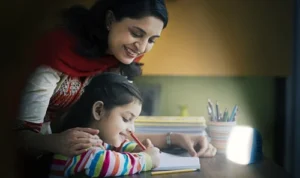 पिता से अधिक मां से ही कॉन्टैक्ट क्यों करते हैं स्कूल? बच्चों की देखभाल का X फैक्टर क्या है